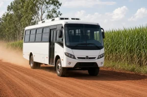 Ônibus branco Marcopolo Ideale 800 Agro Tech Bus sobre chassi Mercedes-Benz OF 1619 rodando em estrada de terra entre canaviais